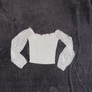 Hollister top. size small, could fit xsmall.